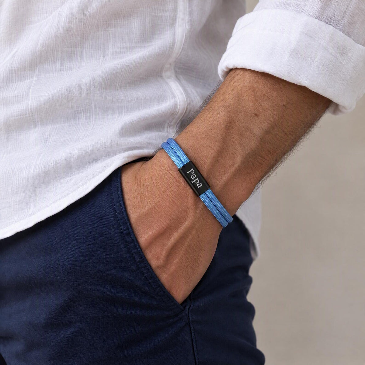 Bracelet cordon bleu et plaque noire gravée Papa