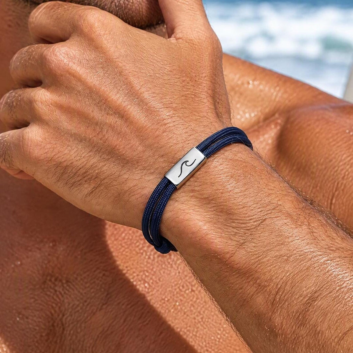 Bracelet bleu marine avec motif vague