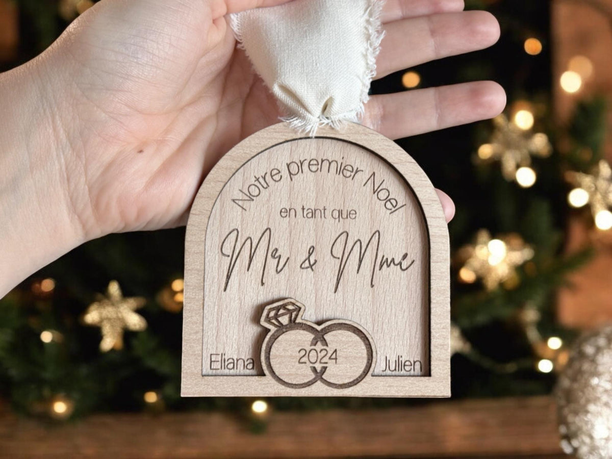 Boule de Noël en bois personnalisé mariage, cadeau mariage, cadeau de fiançailles, Cadeau mariage unique, boule de noël pour nouveaux mariés