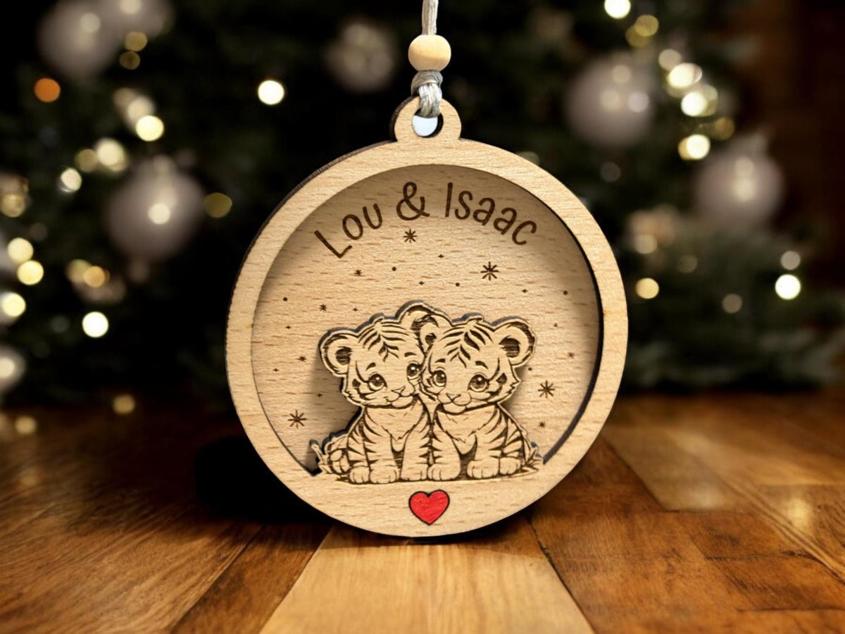 Boule de Noël Personnalisée bois tigre, Ornement personnalisé famille, Boule de Noël couple, Cadeaux pour jumeaux