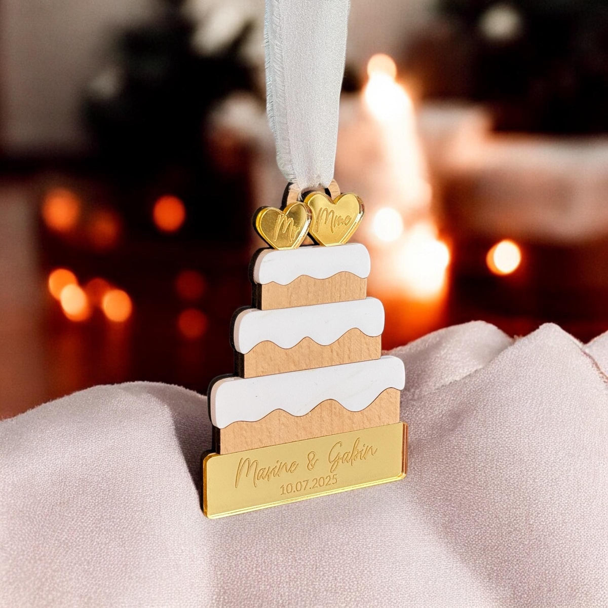 Boule de Noël en bois personnalisé mariés et fiancés, cadeau de mariage, fiançailles, boule de noël pour nouveaux mariés, jeunes mariés