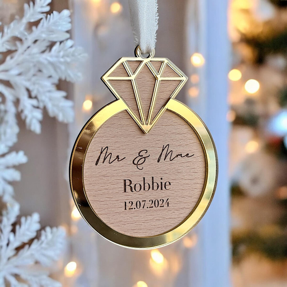Boule de Noël en bois personnalisé jeunes mariés, cadeau de fiançailles, mariage, Cadeau couple unique, boule de noël pour nouveaux mariés