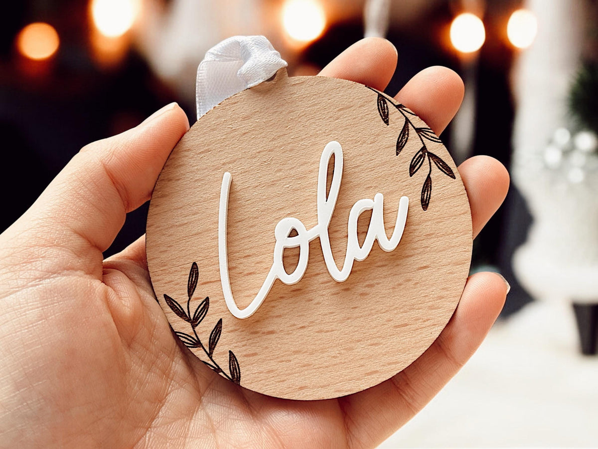 Boule de Noël prénom personnalisé en bois et acrylique, décoration sapin en bois, Cadrau unique pour Noël, Ornement prénom gravé, deco Noël