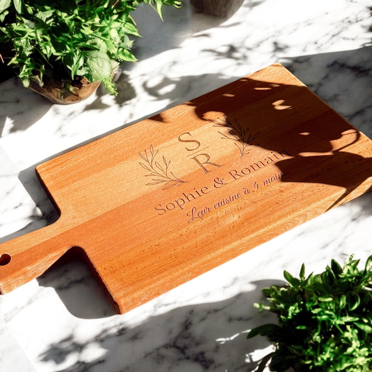 Planche à découper en bois couple , cadeau saint Valentin, de mariage gravé, crémaillère