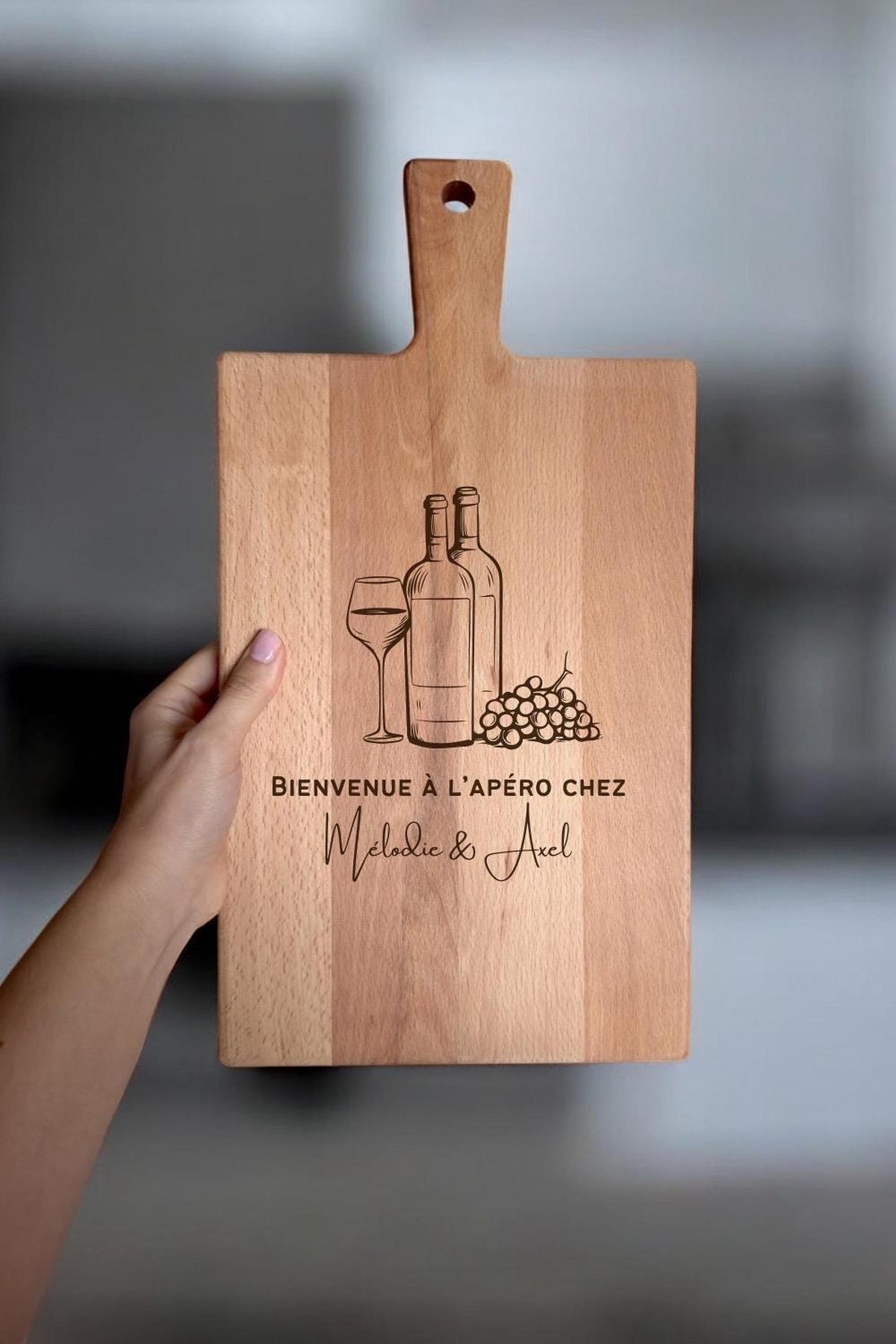 Planche à découper gravé en bois couple , cadeau saint Valentin, mariage, crémaillère