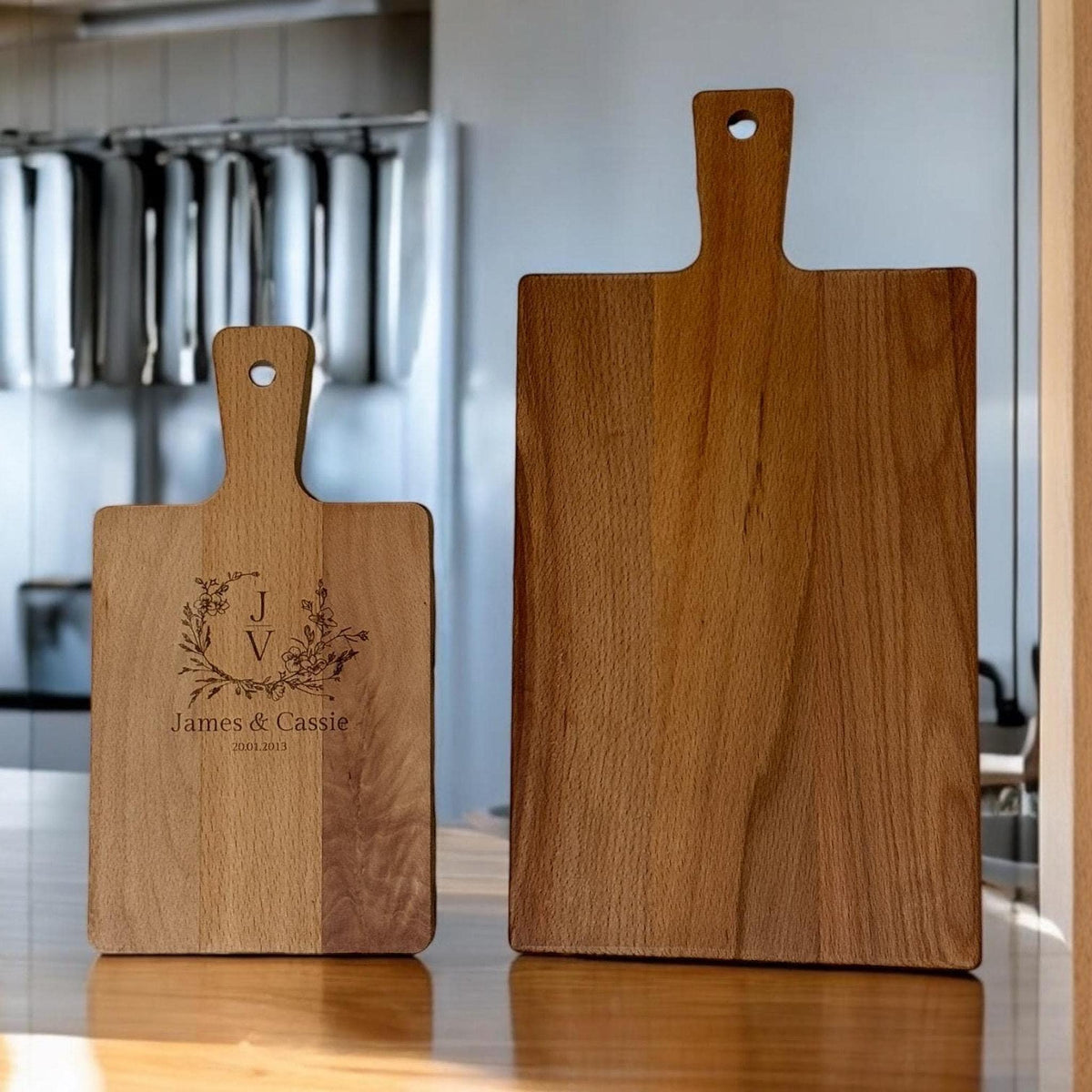 Planche à découper gravé en bois couple , cadeau saint Valentin, mariage, crémaillère