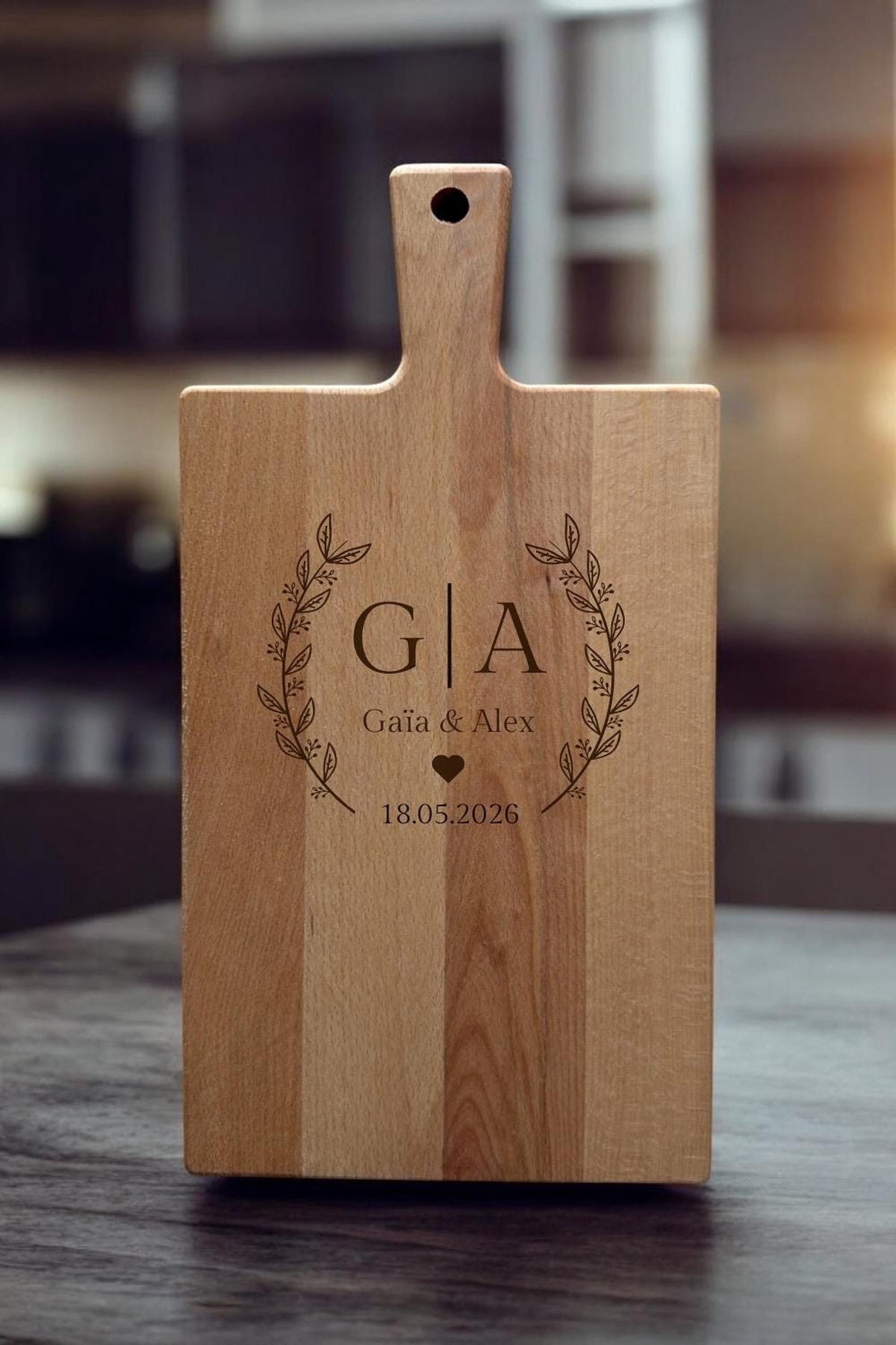 Planche à découper gravé en bois couple , cadeau saint Valentin, mariage, crémaillère