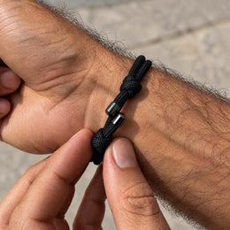 Nœuds coulissants et embouts du bracelet ajustable