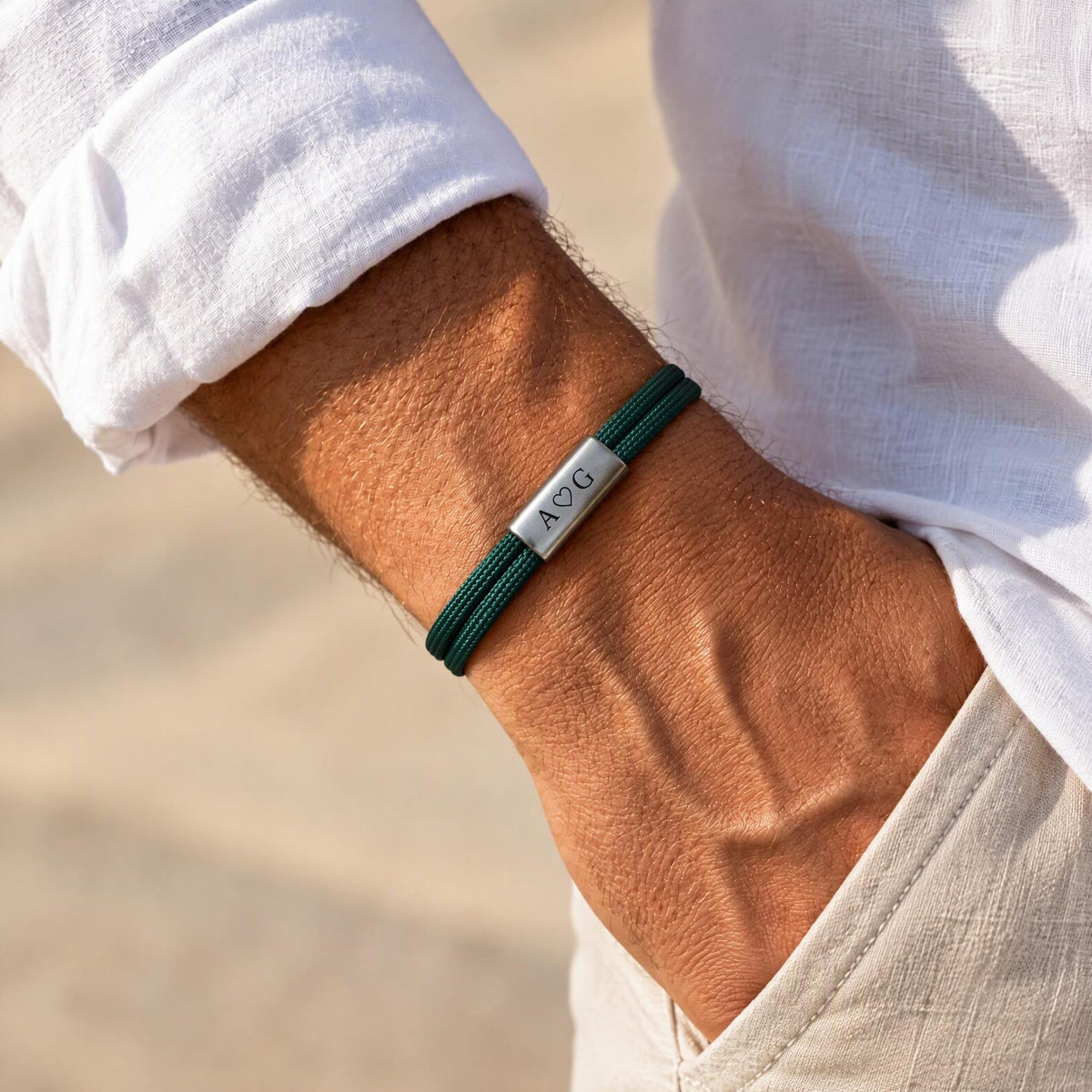 Bracelet cordon vert et plaque argentée gravée A cœur G