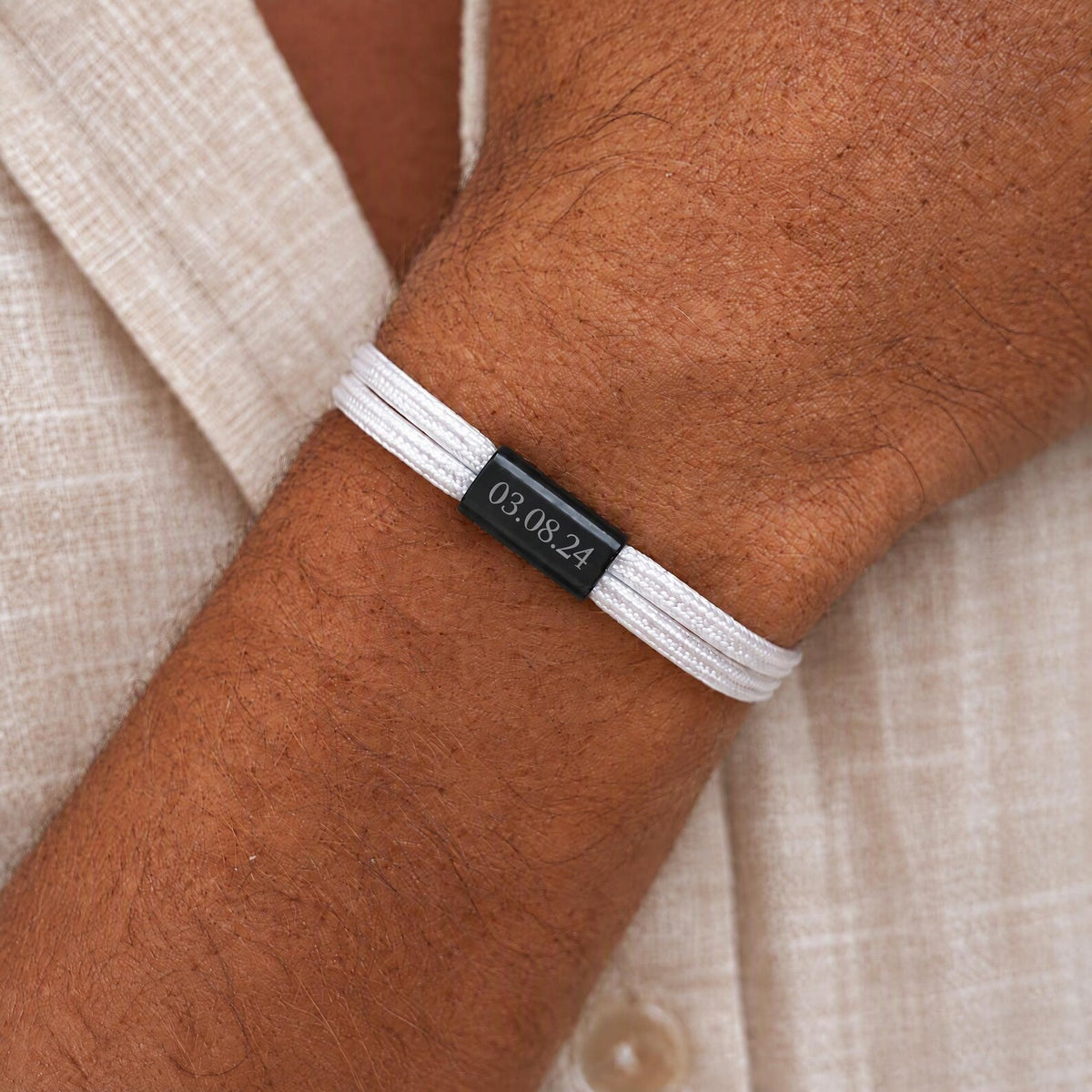 Bracelet cordon blanc et plaque noire gravée d’une date