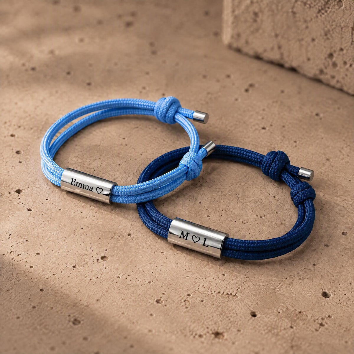 Bracelets bleu ciel et bleu marine avec plaque gravée