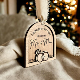 Boule de Noël en bois personnalisé mariage, cadeau mariage, cadeau de fiançailles, Cadeau mariage unique, boule de noël pour nouveaux mariés