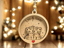 Boule de Noël Personnalisée bois tigre, Ornement personnalisé famille, Boule de Noël couple, Cadeaux pour jumeaux