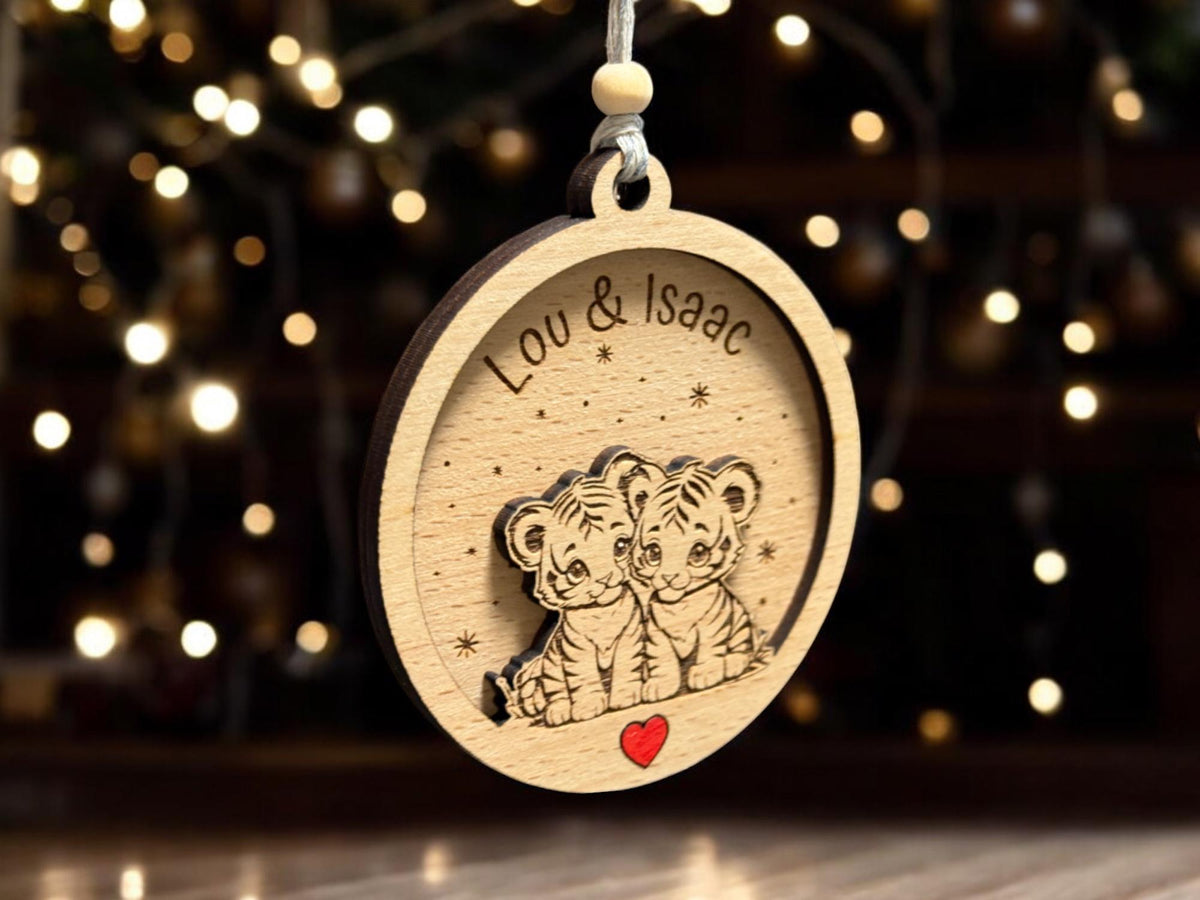 Boule de Noël Personnalisée bois tigre, Ornement personnalisé famille, Boule de Noël couple, Cadeaux pour jumeaux