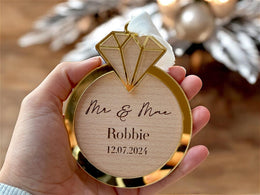 Boule de Noël en bois personnalisé jeunes mariés, cadeau de fiançailles, mariage, Cadeau couple unique, boule de noël pour nouveaux mariés