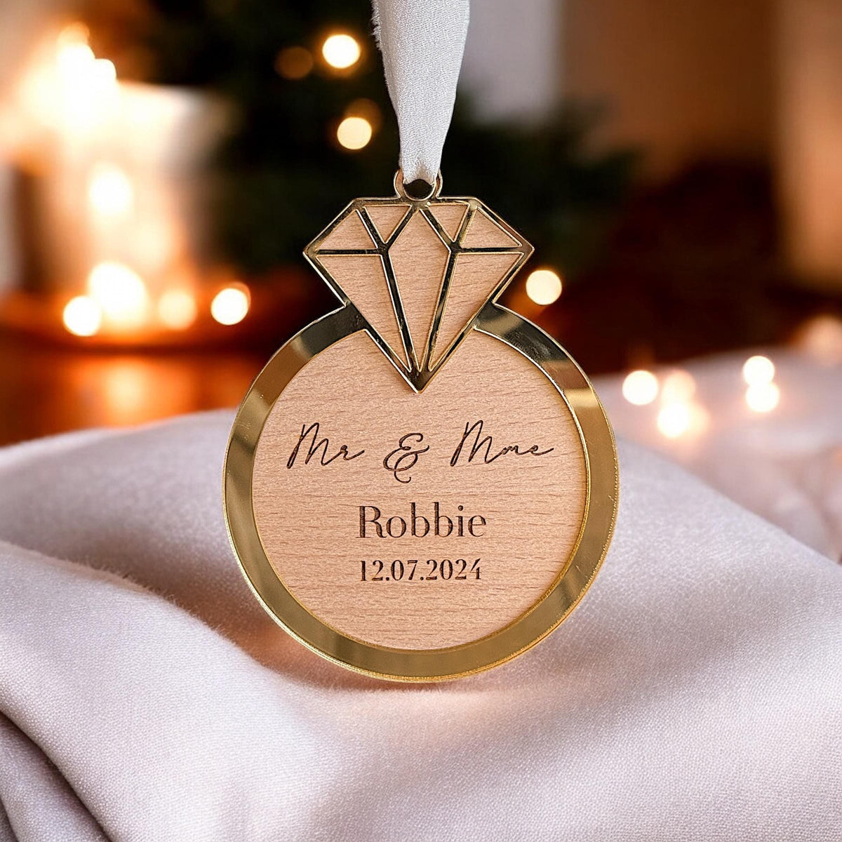 Boule de Noël en bois personnalisé jeunes mariés, cadeau de fiançailles, mariage, Cadeau couple unique, boule de noël pour nouveaux mariés