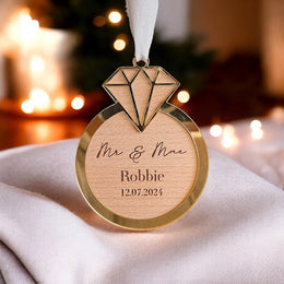 Boule de Noël en bois personnalisé jeunes mariés, cadeau de fiançailles, mariage, Cadeau couple unique, boule de noël pour nouveaux mariés