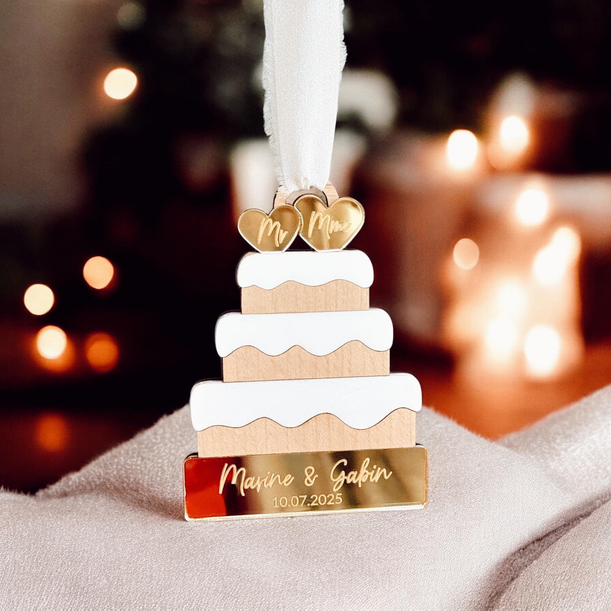 Boule de Noël en bois personnalisé mariés et fiancés, cadeau de mariage, fiançailles, boule de noël pour nouveaux mariés, jeunes mariés