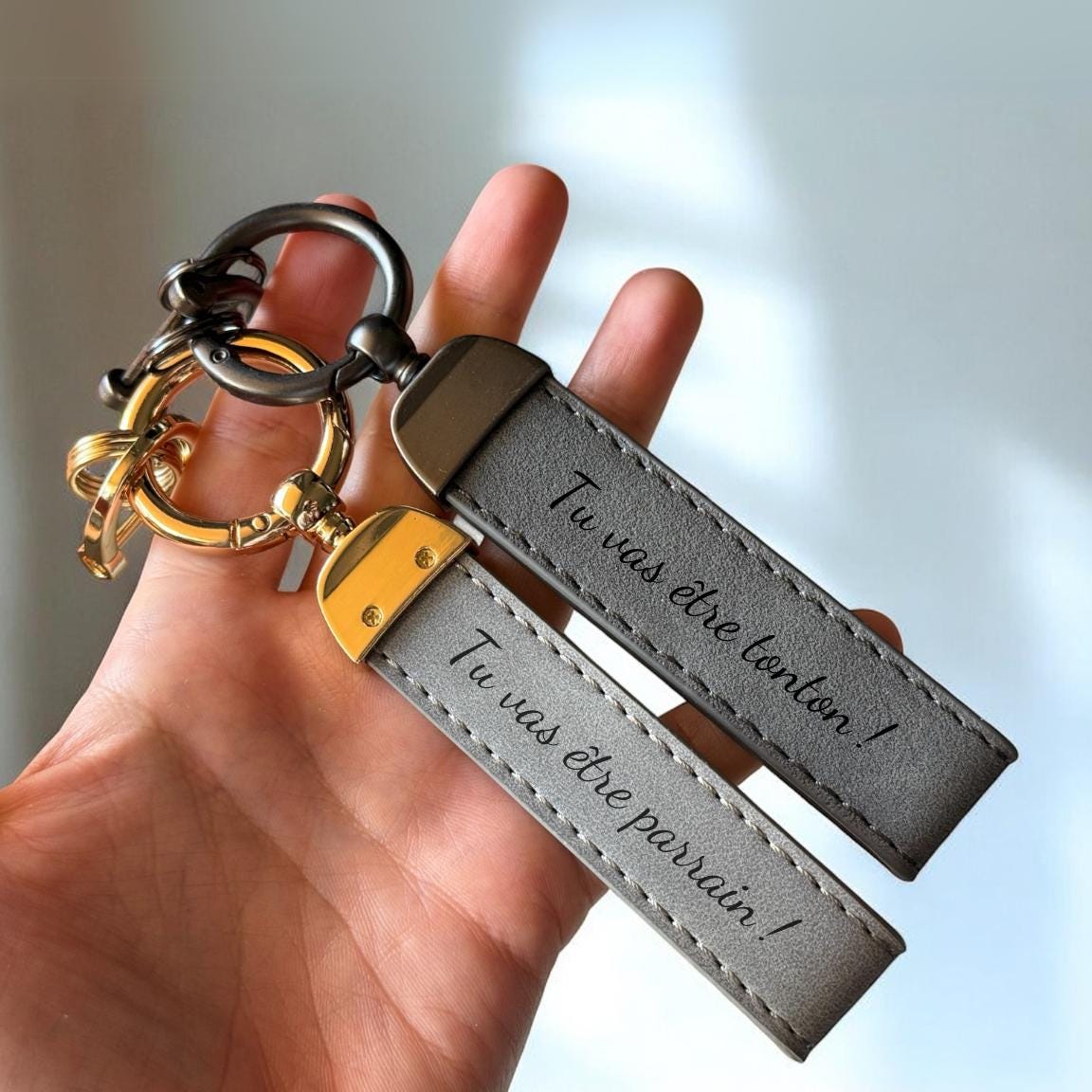 Porte-clé personnalisé  en cuir avec noms gravés, annonce parrain, Cadeau parrain, cadeau tonton, annonce tonton, porte clé gravé pour homme