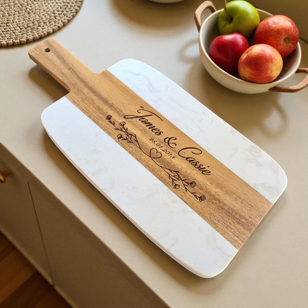 Planche à découper en marbre et bois personnalisée – Cadeau pour mariage, maman, mamie, couple & crémaillère, planche de présentation