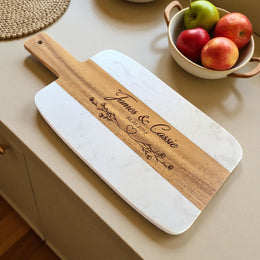 Planche à découper en marbre et bois personnalisée – Cadeau pour mariage, maman, mamie, couple & crémaillère, planche de présentation