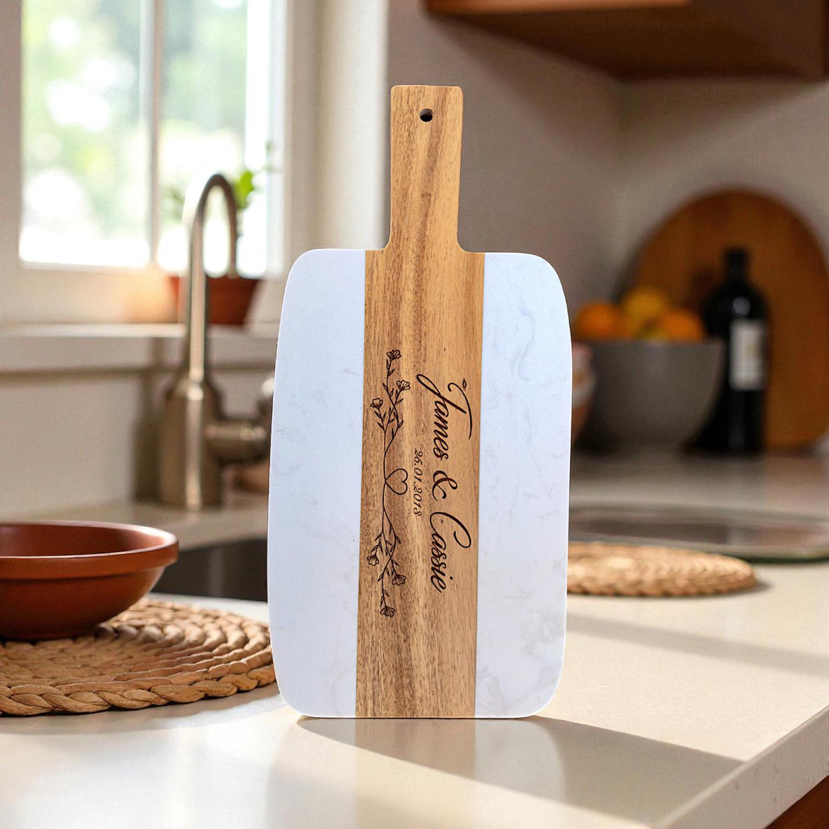 Planche à découper en marbre et bois personnalisée – Cadeau pour mariage, maman, mamie, couple & crémaillère, planche de présentation