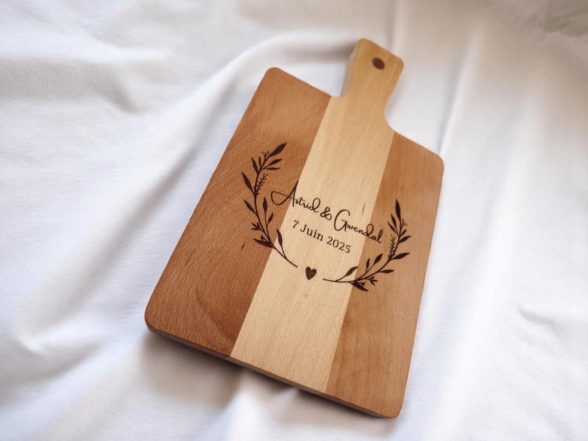 Planche à découper en bois gravé pour couple , cadeau marriage , fiançailles, crémaillère